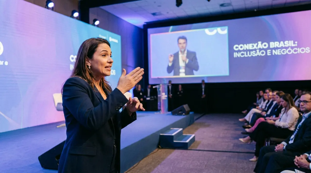 Intérprete de Libras traduzindo em evento